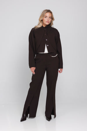 hoofd: Model draagt de Aveal high waist pantalon met wijde pijpen