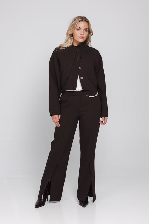 hoofd: Model draagt de Aveal high waist pantalon met wijde pijpen
