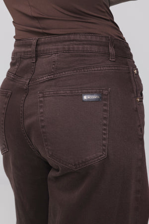 detail: Detail Minae Jeans met asymmetrische sluiting