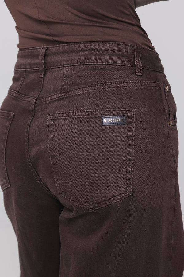 detail: Detail Minae Jeans met asymmetrische sluiting