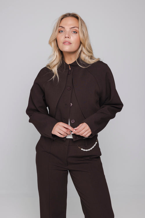 hoofd: Model draagt het Daphne cropped dames jasje van Accentil