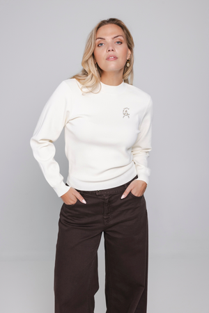 hoofd: Model draagt de Rinae dames sweater met AC parelbroche