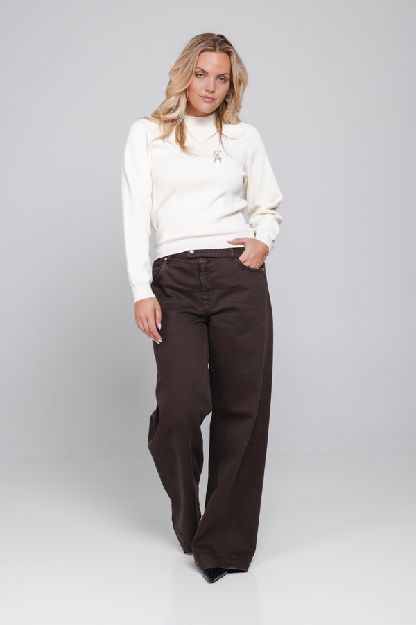 detail: Detail Rinae sweater met AC parelbroche