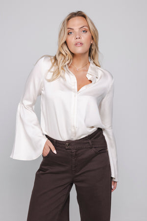 hoofd: Model draagt de Aylae satijnachtige blouse met uitlopende mouwen