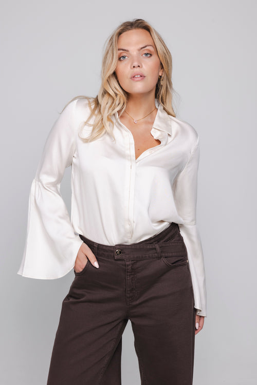 hoofd: Model draagt de Aylae satijnachtige blouse met uitlopende mouwen