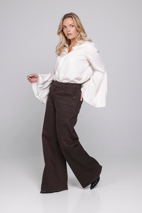  voor: Vooraanzicht Aylae blouse met klassieke kraag