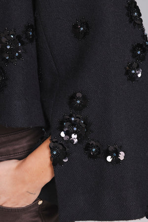 detail: Detail Teya Jacket met pailletten, kralen en bloemapplicaties