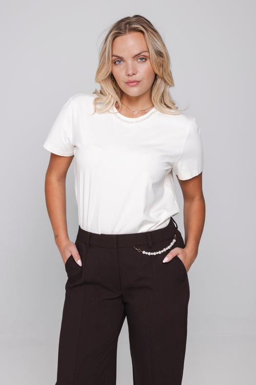  hoofd: Model draagt het Zeya dames T-shirt met pareldetail van Accentil