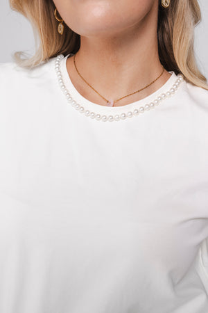  detail: Detail Zeya T-shirt met parel- en kralendetail langs de hals